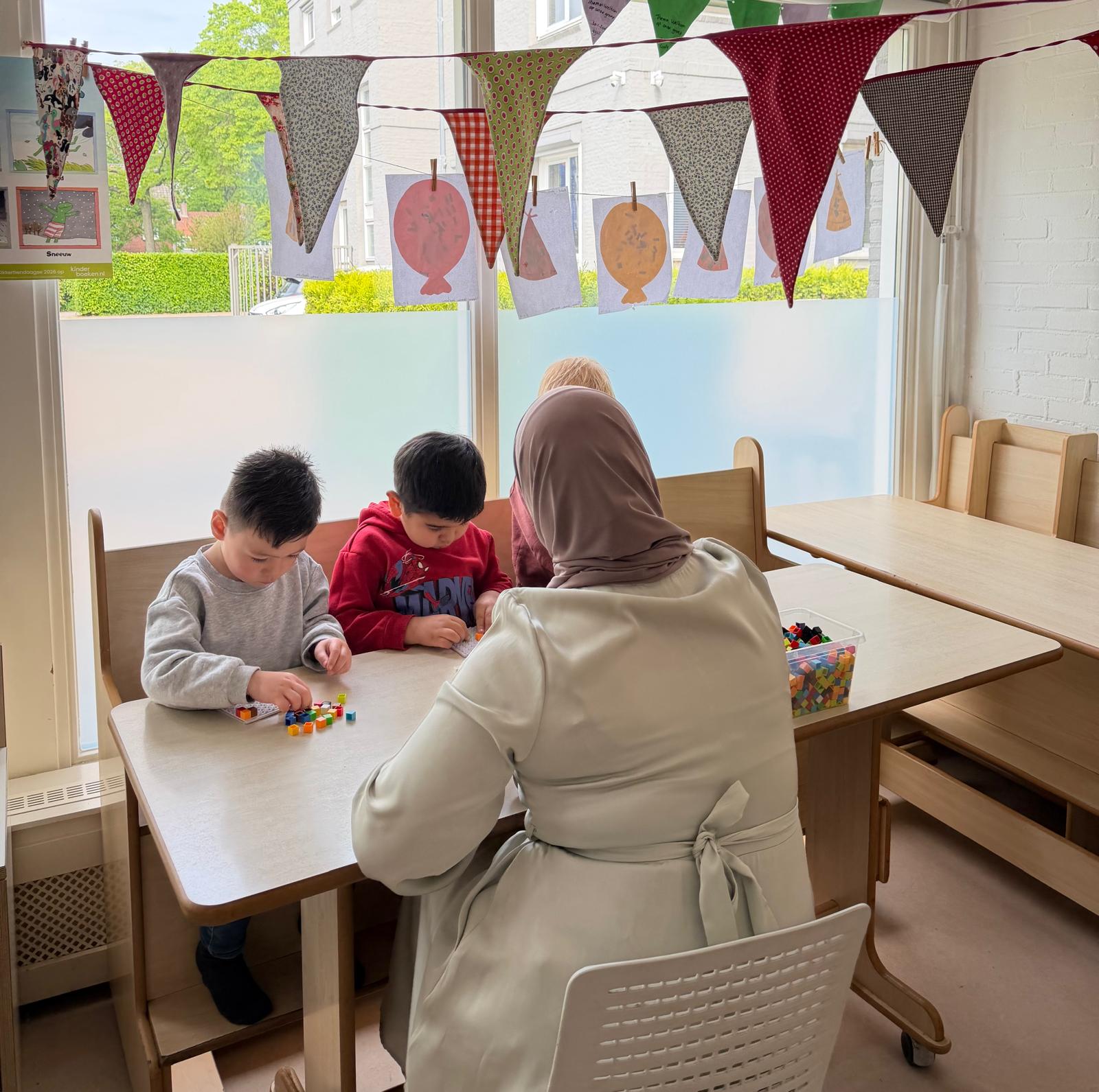 Begeleider met kinderen bij Bloei