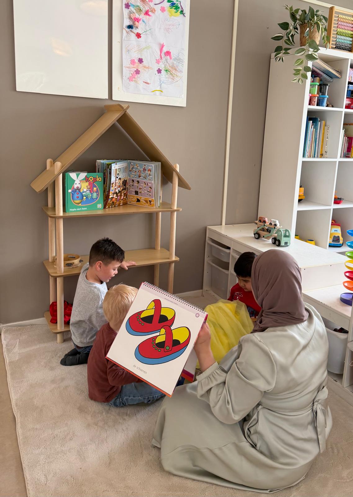 Begeleider met kinderen bij Bloei