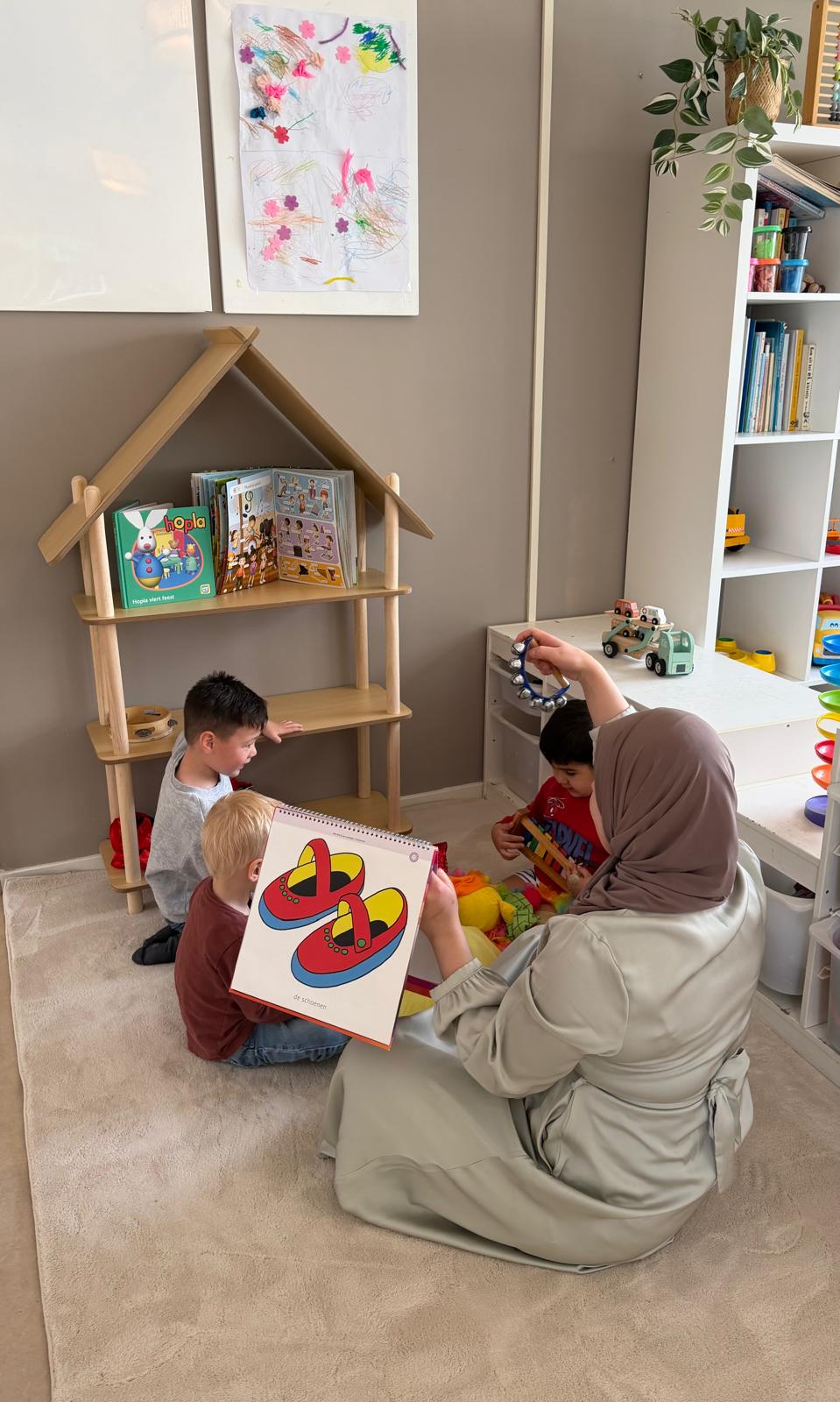 Begeleider met kinderen bij Bloei